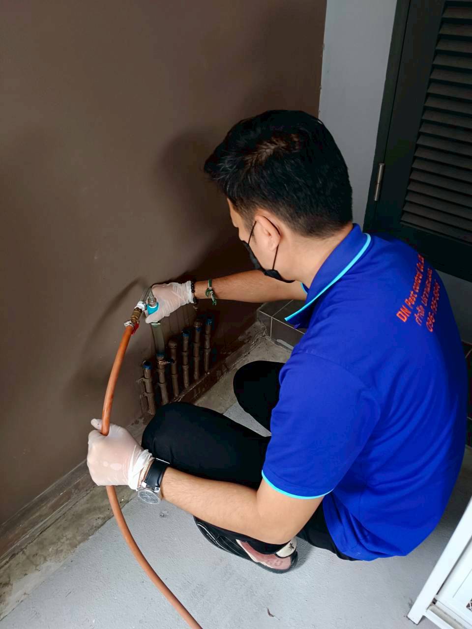 อัดน้ำยาป้องกันปลวกเข้าระบบท่อภายในบ้าน