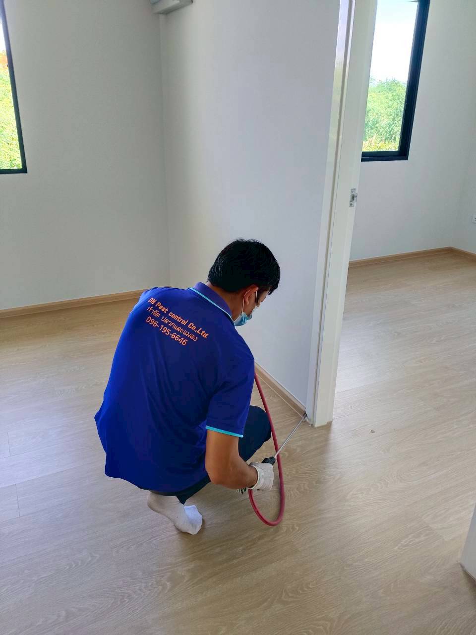ฉีดป้องกันปลวกตามขอบประตู